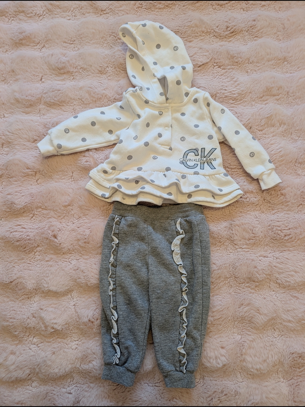Calvin Klein Baby Girls Sweat Set In Size 6-9m